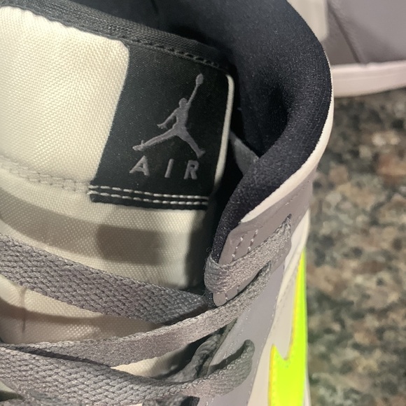 Air Jordan 1 Mid Appears In Grey And Volt mens 11.5 - Picture 5 of 9